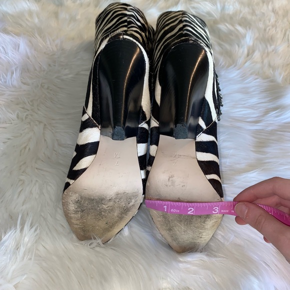 bebe size 7 Zebra print heeled boots black & white - Picture 5 of 16